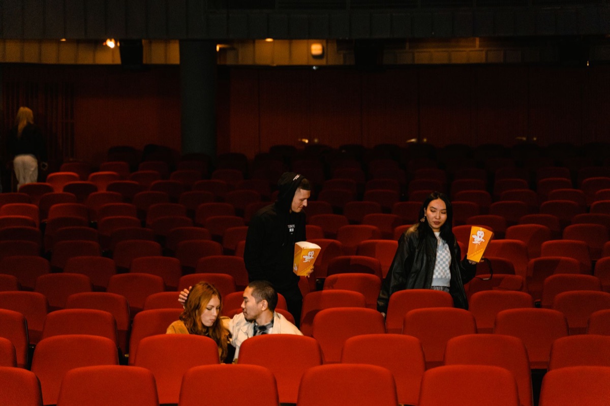 Palomitas y entradas de cine para representar la experiencia del espectador.