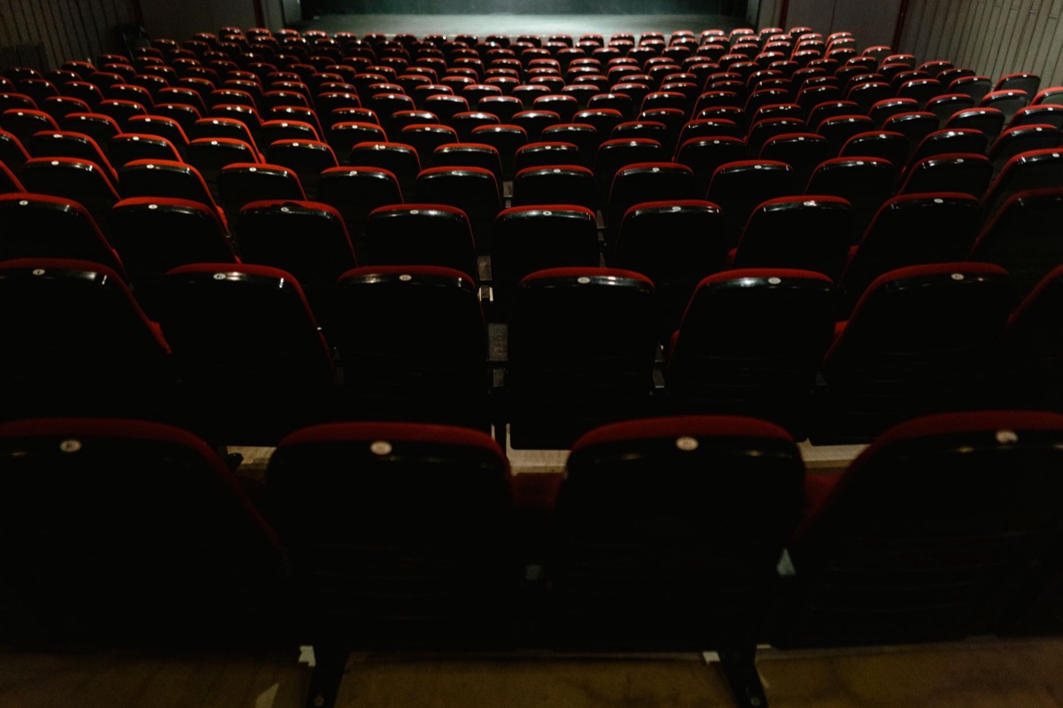 Butacas vacías en una sala de cine moderna.