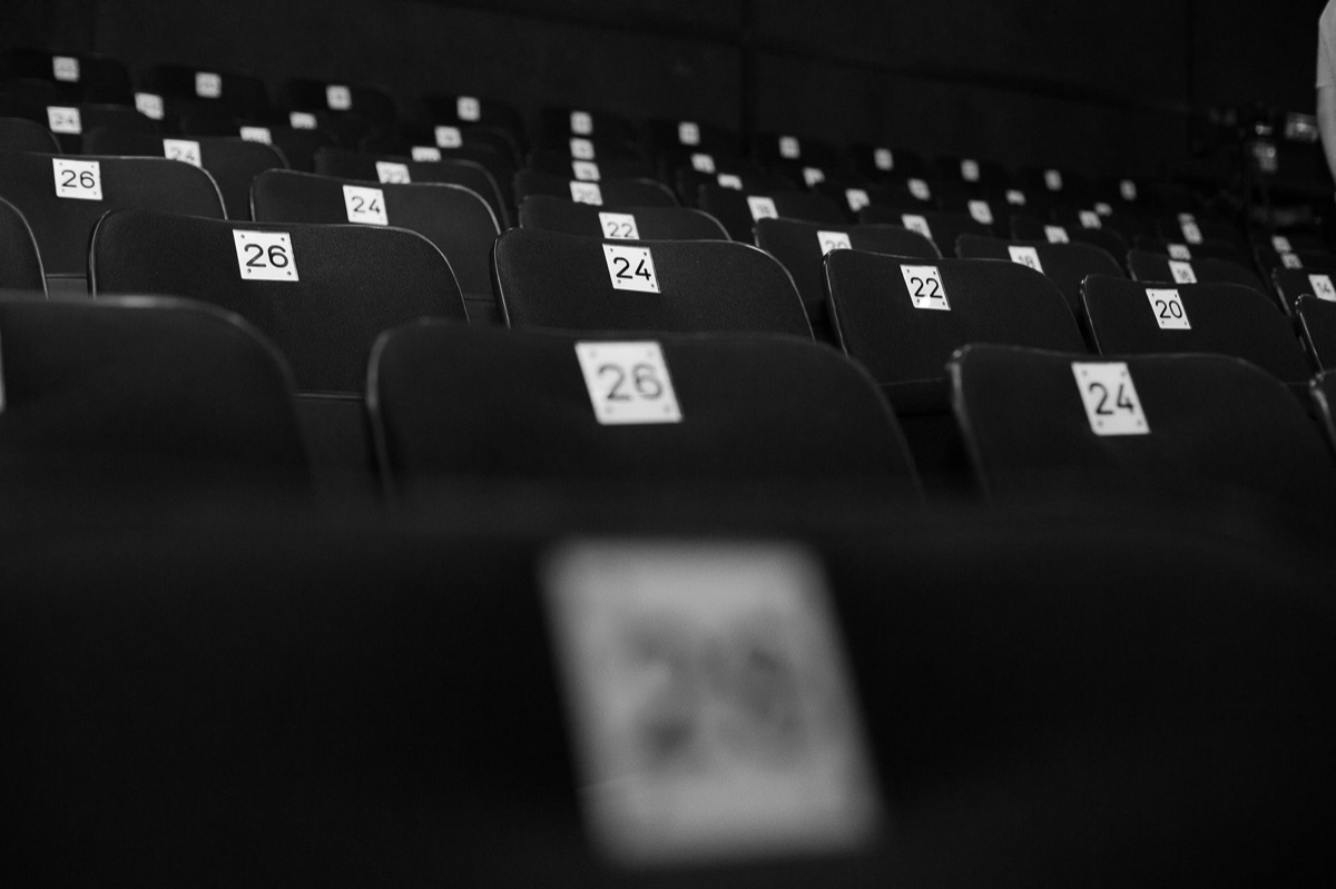 Sedie vuote in una sala cinematografica moderna.