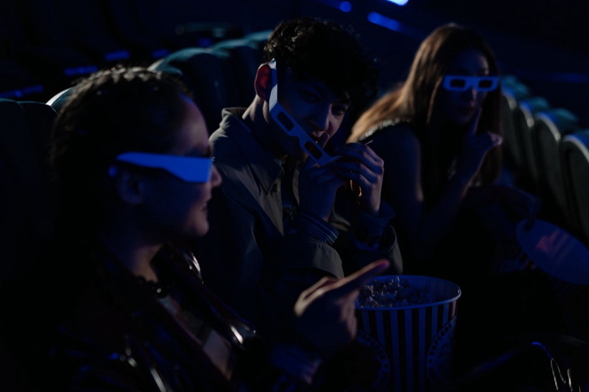 Popcorn e una bobina di pellicola cinematografica.