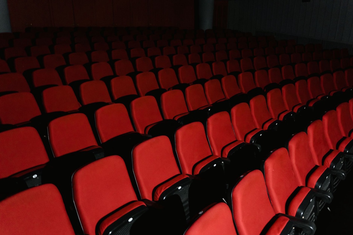 Een moderne, lege bioscoopzaal met comfortabele stoelen.
