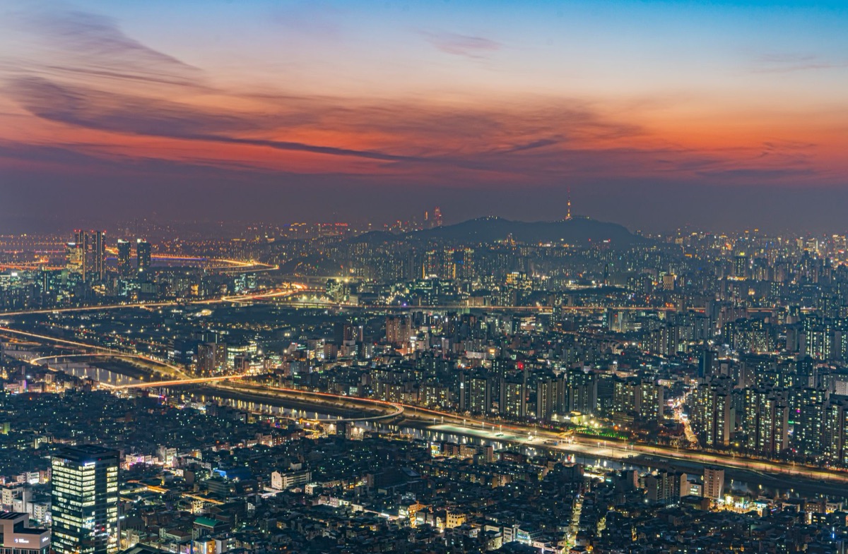 De skyline van Seoul bij nacht, symbool voor de Zuid-Koreaanse filmindustrie.