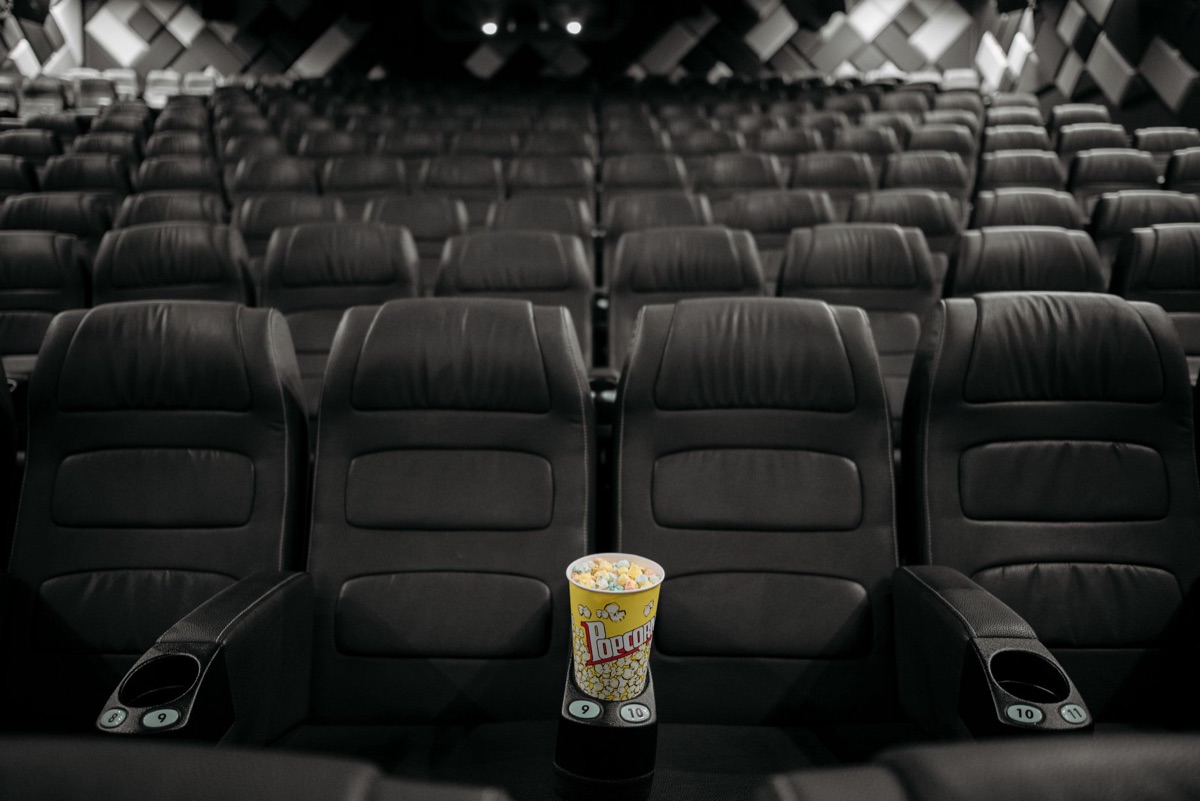 Pipoca e refrigerante em um cinema moderno.