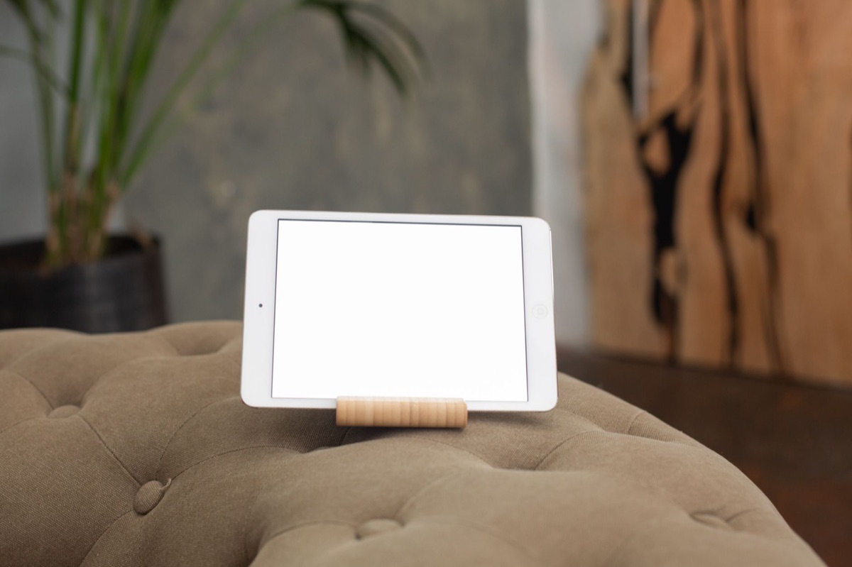 Streaming-Inhalt auf einem Tablet in gemütlicher Atmosphäre.