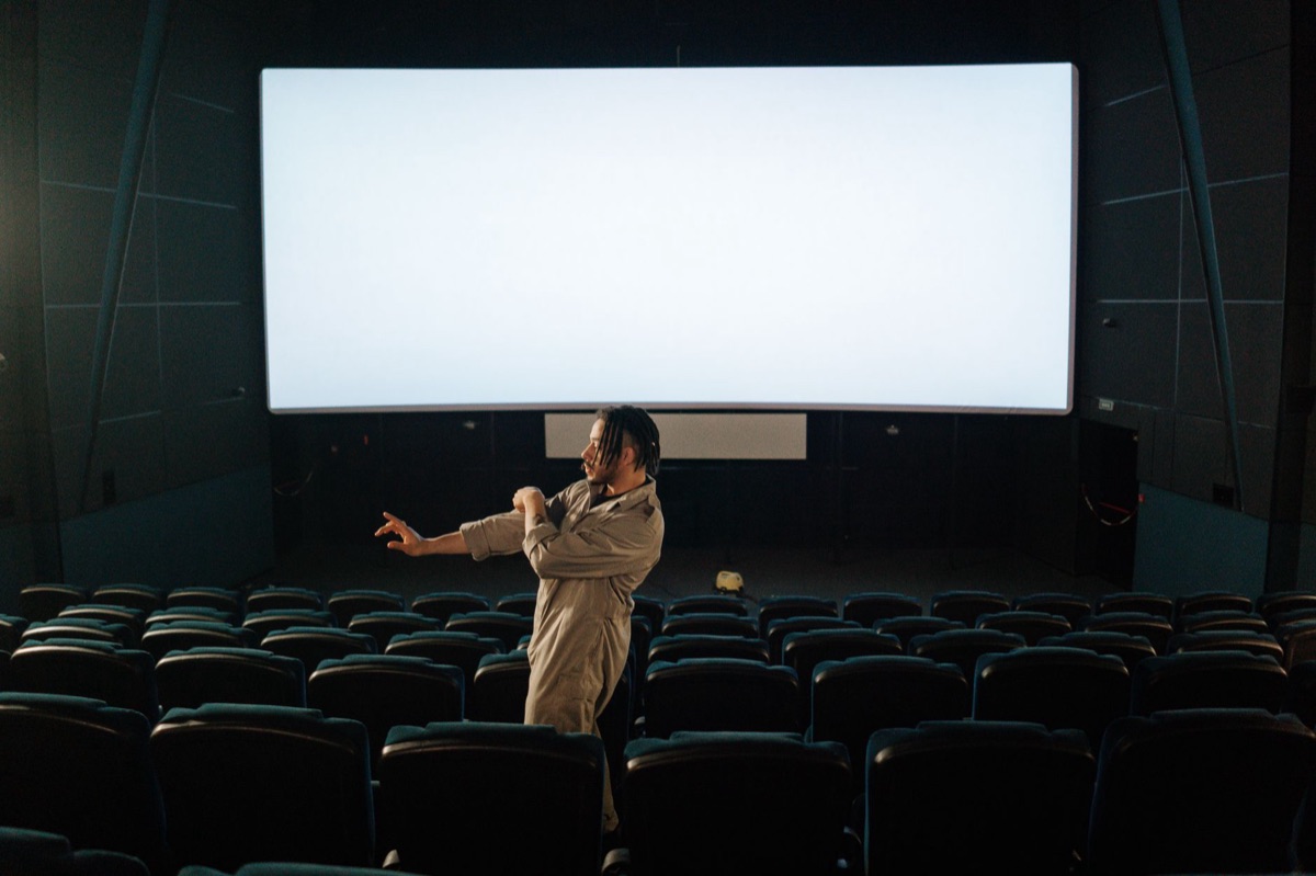 Affiches de films d'animation dans un cinéma moderne.
