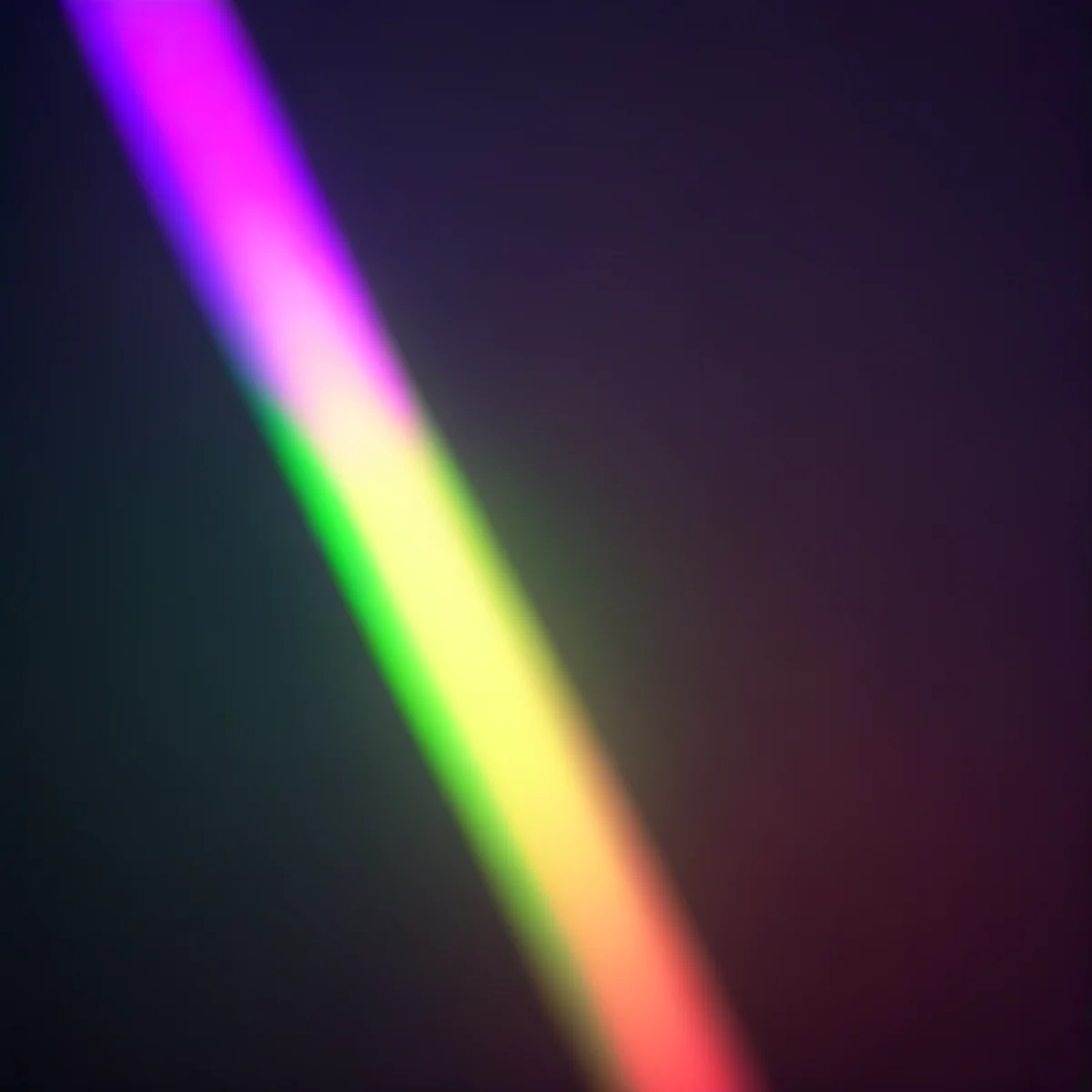 Gros plan sur la lentille d'un projecteur de cinéma diffusant des lumières colorées.