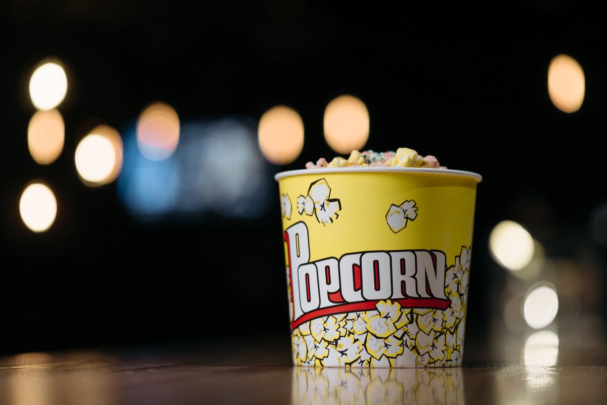 Popcorn e bibita in una sala cinematografica