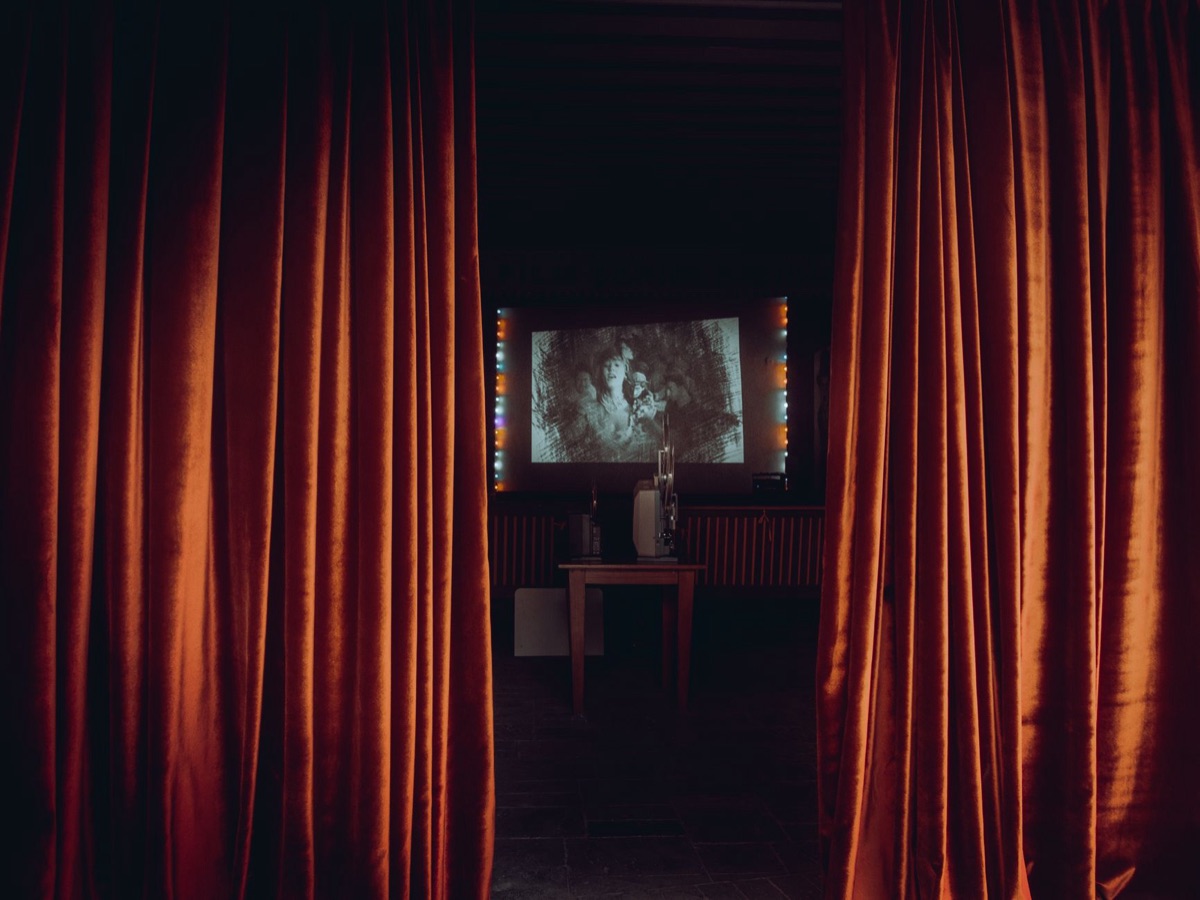 Lichtstraal van een filmprojector in een donkere zaal.