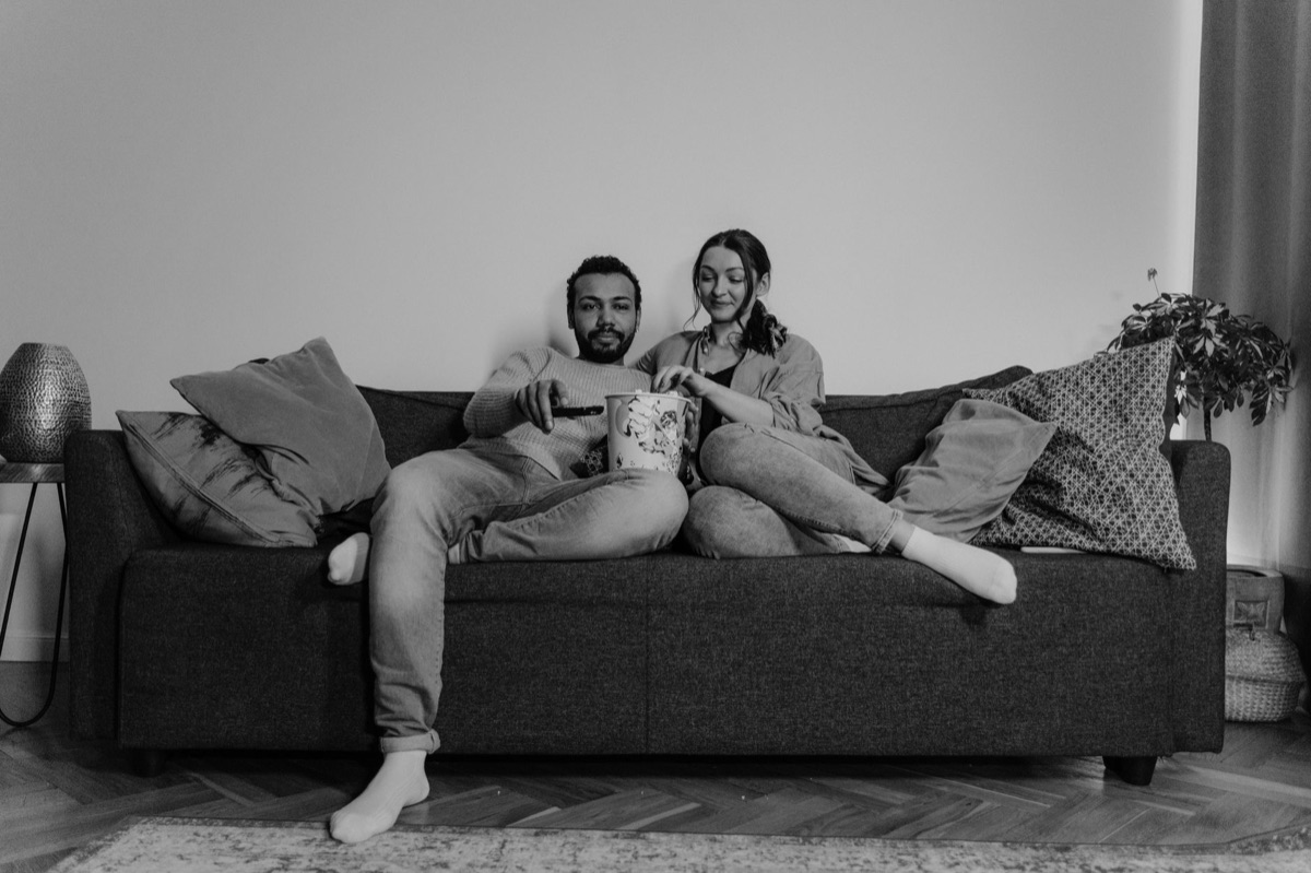 Palomitas y mando a distancia para una noche de cine