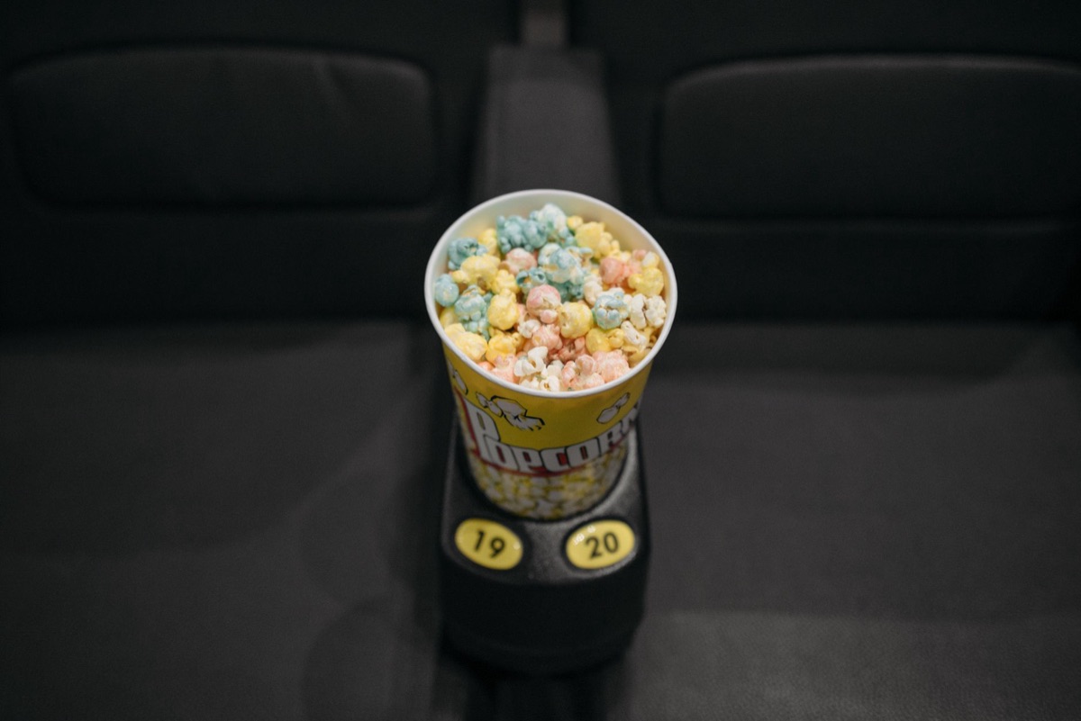 Bobina cinematografica e popcorn