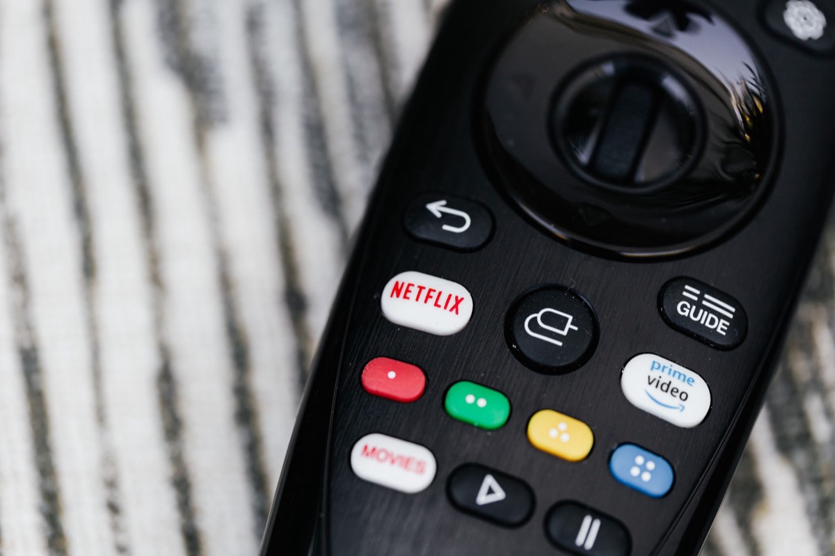 Controle remoto de televisão em uma sala de estar moderna