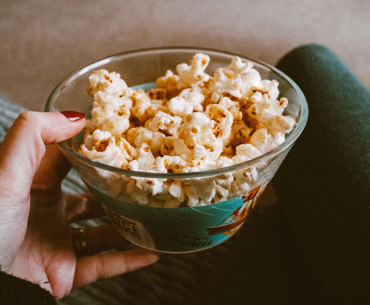 Vasca di popcorn sullo sfondo scuro