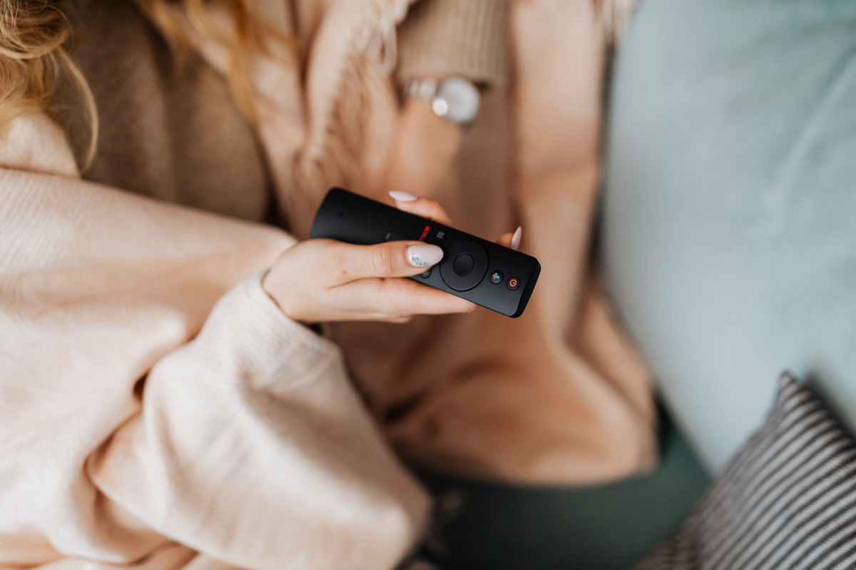 Telecomandi su divano moderno