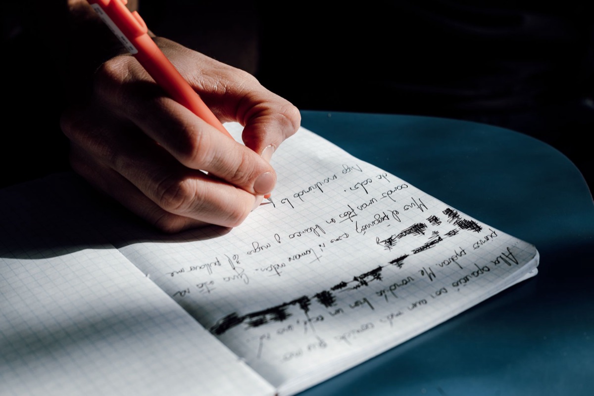 notebook com anotações manuscritas