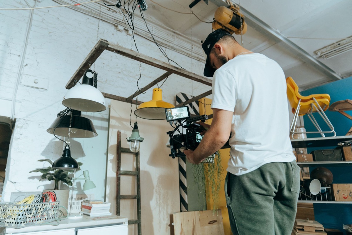 diretor de filme com câmera manual