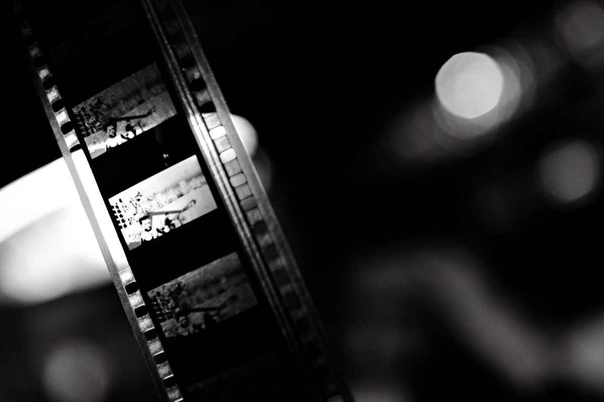 Primer plano de un carrete de película de cine clásico.