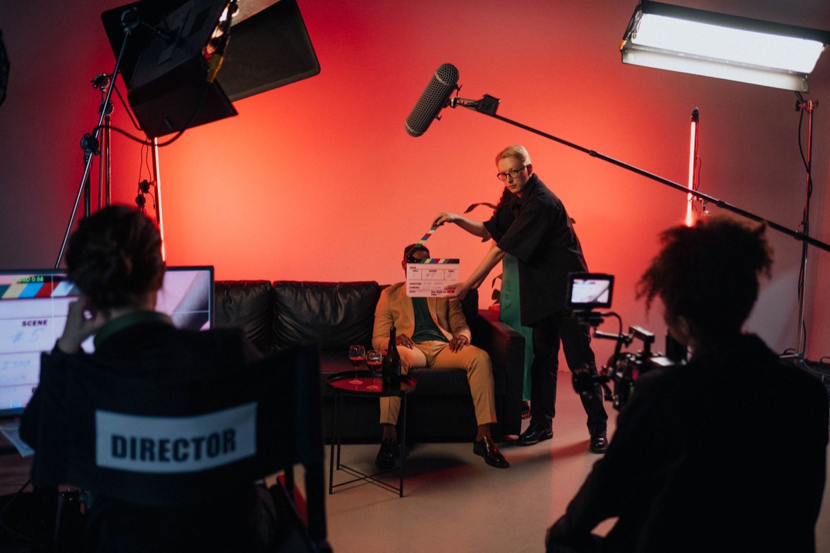 Une chaise de réalisateur et des scripts de films représentant l'évolution d'une carrière.