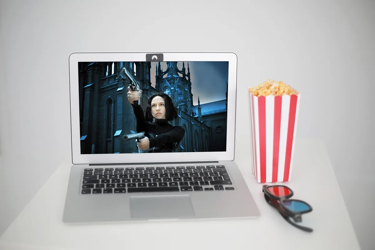 ラップトップ、映画、ポップコーン、ビデオストリーム、ストリームメディア、ストリームサービス、シリーズ、ビデオ、メディア、スクリーン、広告、ガラス、3Dガラス、映画館、en
